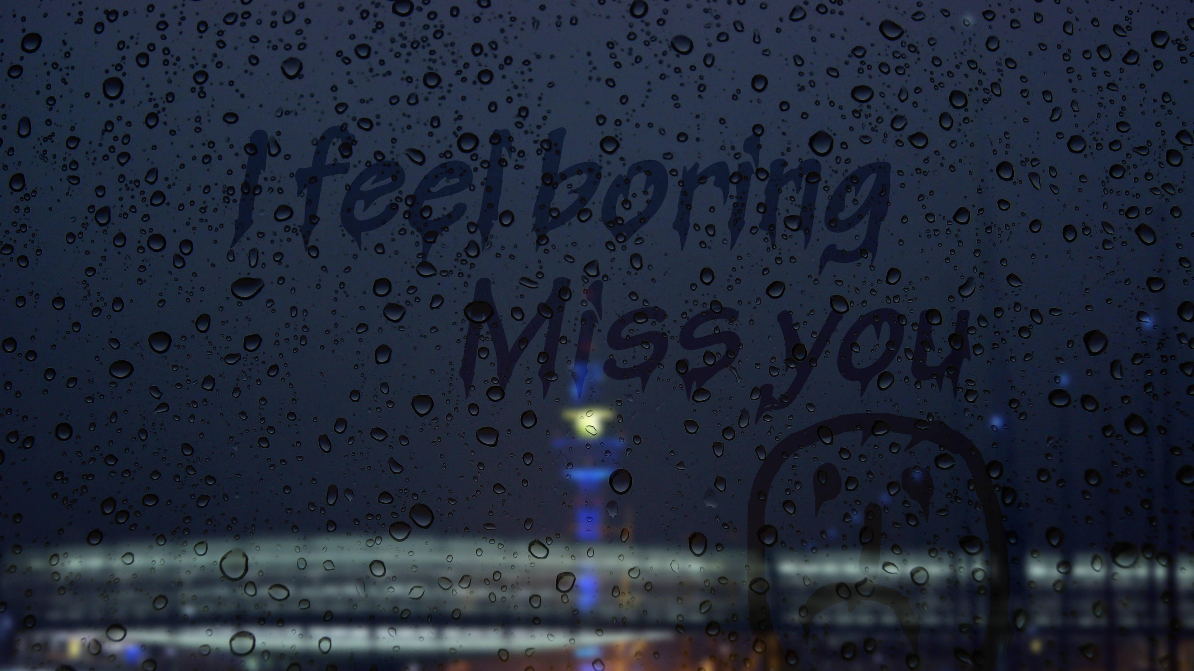 我想你 桌布 壁紙 — 雨滴劃過窗戶，手寫字句「I feel boring Miss you」和一個悲傷的表情映襯著孤獨的夜晚城市景觀。