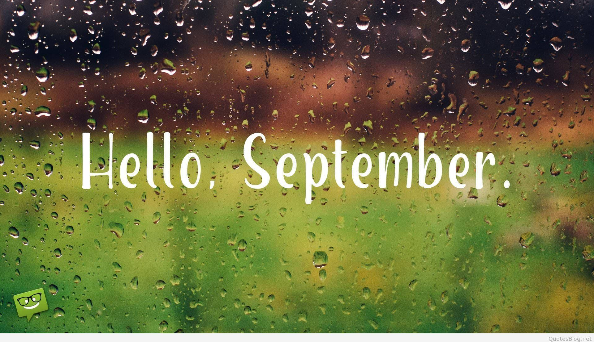September 桌布 壁紙 — 雨滴劃過窗戶，柔和的綠色和棕色模糊景色襯托著歡迎的文字 hello september。