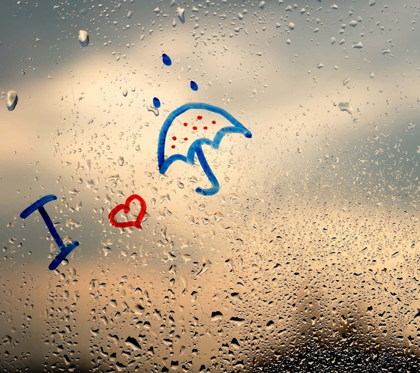 愛心 桌布 壁紙 — 雨滴劃過窗戶，窗上孩子氣的雨傘和心形圖畫在雨天表達愛意。