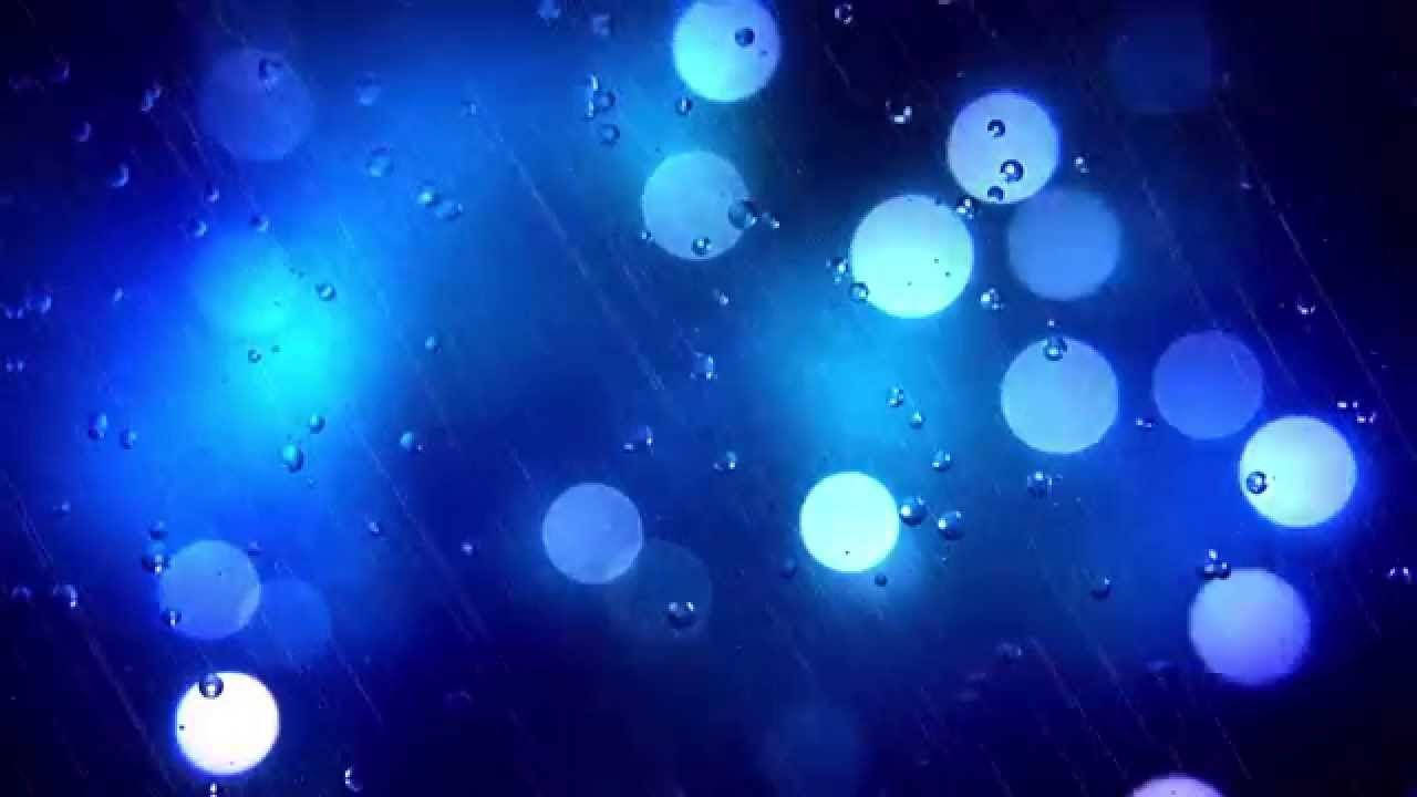 HD Light 桌布 壁紙 — 雨滴劃過窗戶，顯露出夜間閃爍的藍色散景燈光。