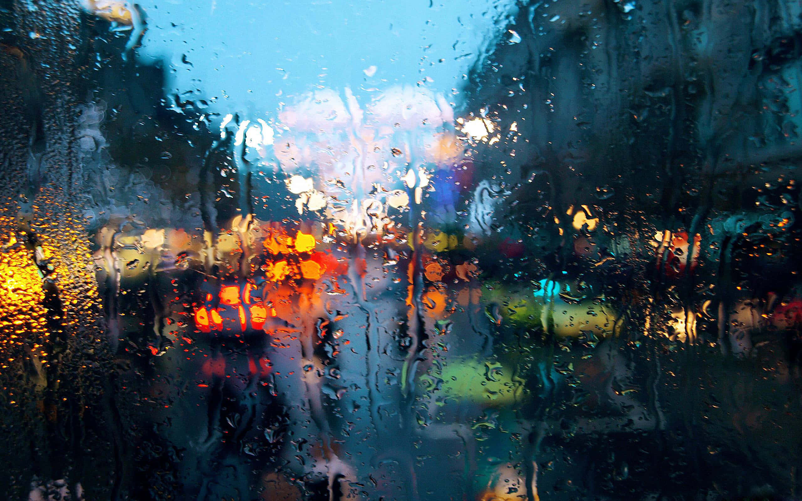 Rain 4K 桌布 壁紙 — 雨滴劃過車窗，將充滿活力的城市燈光模糊成在暮色天空中發光的抽象條紋。