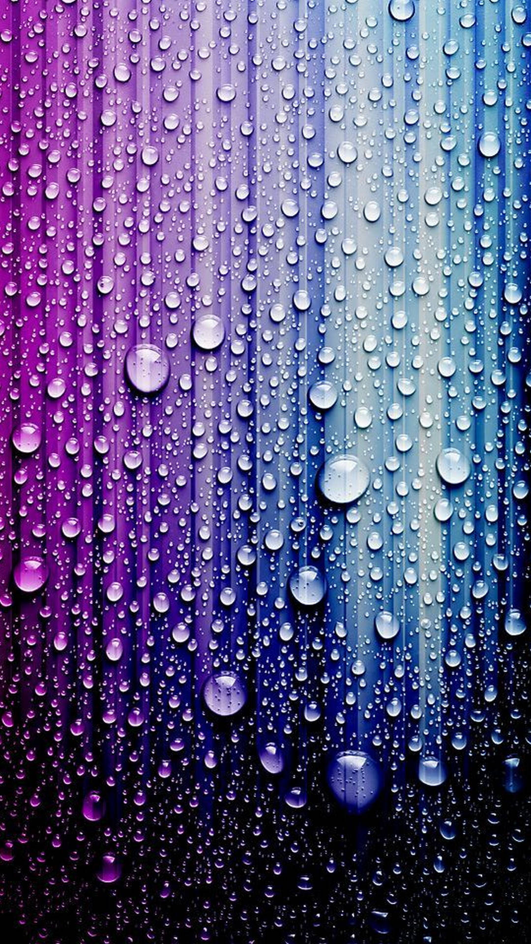 酷炫美學 桌布 壁紙 — 雨滴在玻璃表面上閃閃發光，從鮮豔的紫色過渡到冷藍色，背景為深色。