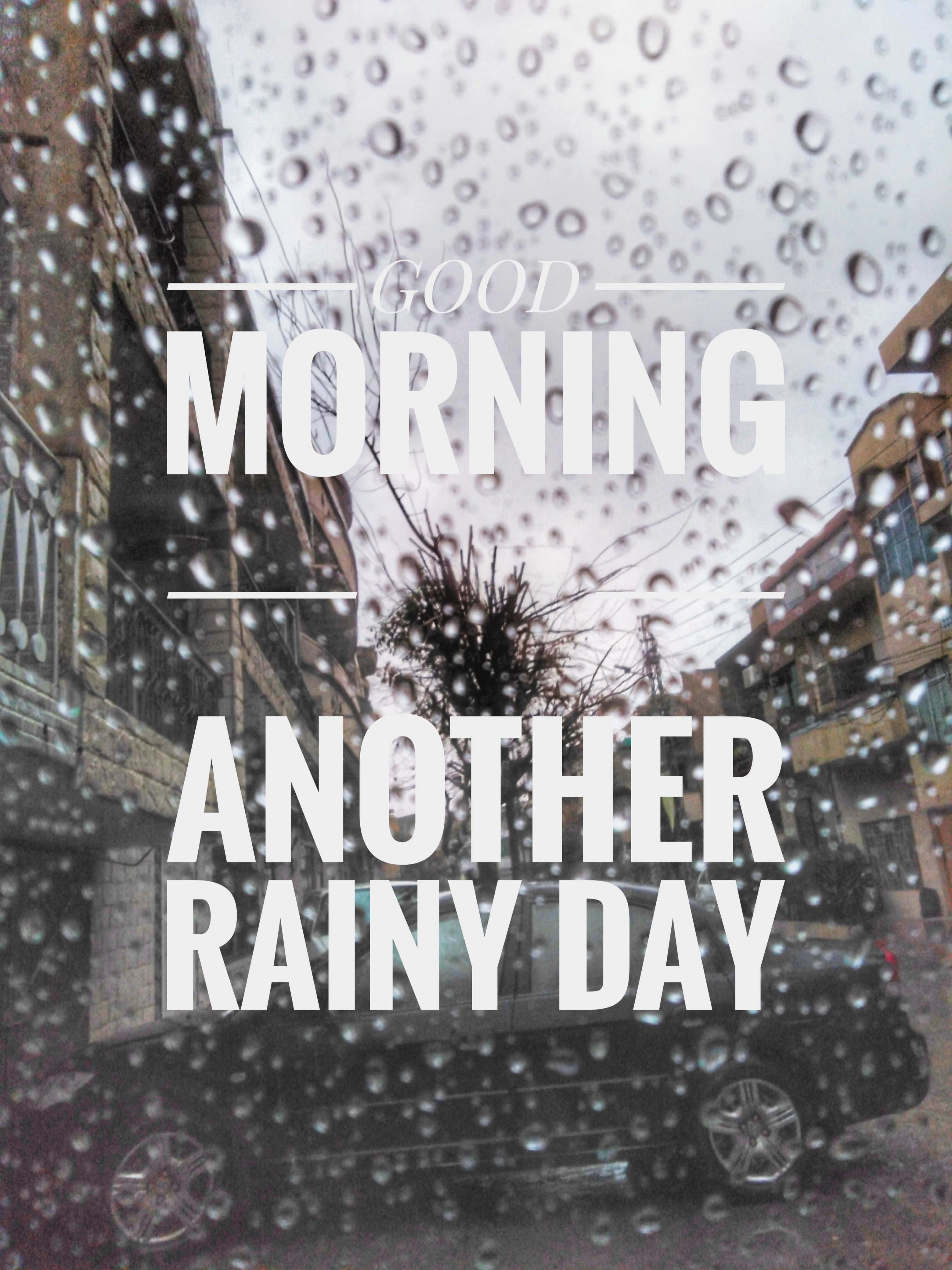 桌布 壁紙 — 雨滴在窗戶上劃過，俯瞰著潮濕的城市街道，有停泊的汽車和建築物，天空灰濛濛。