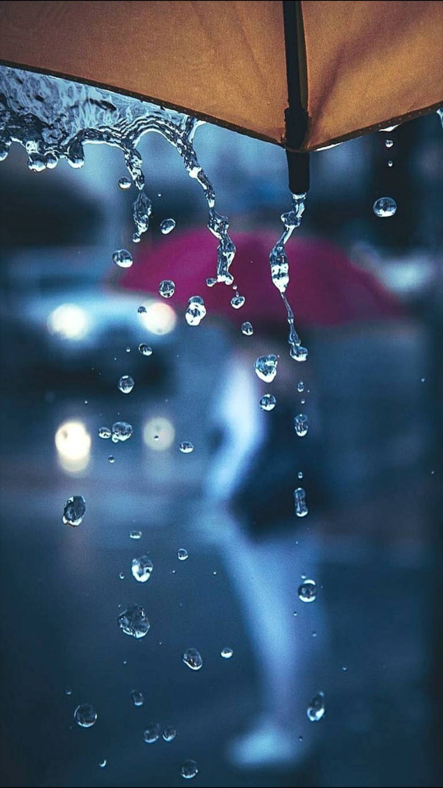 Umbrella 桌布 壁紙 — 雨滴從棕色雨傘傾瀉而下，背景是模糊的城市燈光。