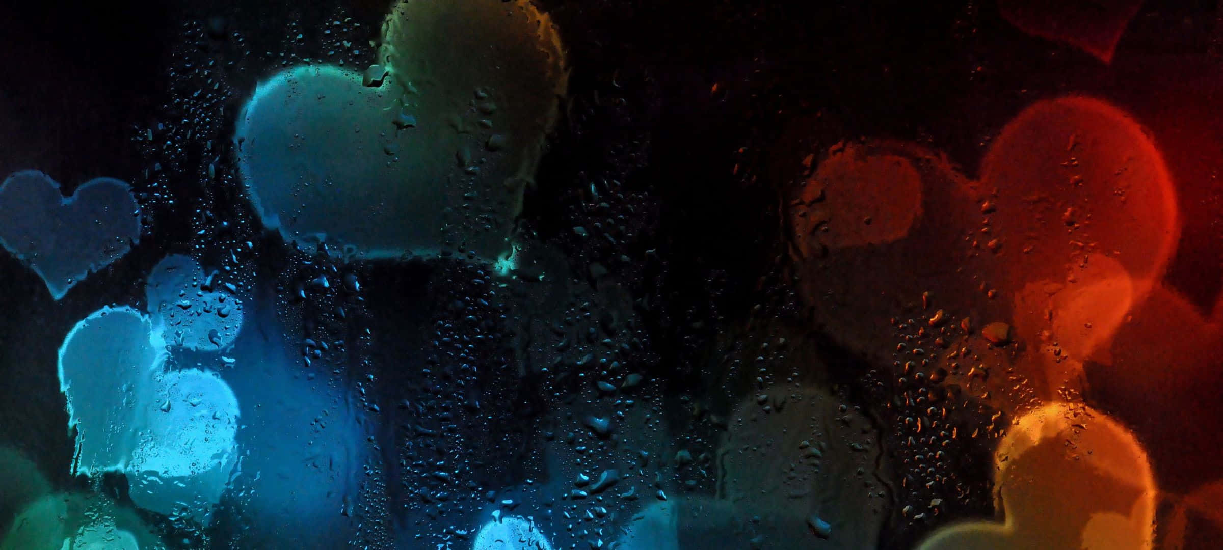 2400x1080 桌布 壁紙 — 雨滴模糊了夜間黑暗窗戶上色彩繽紛的心形散景燈光。