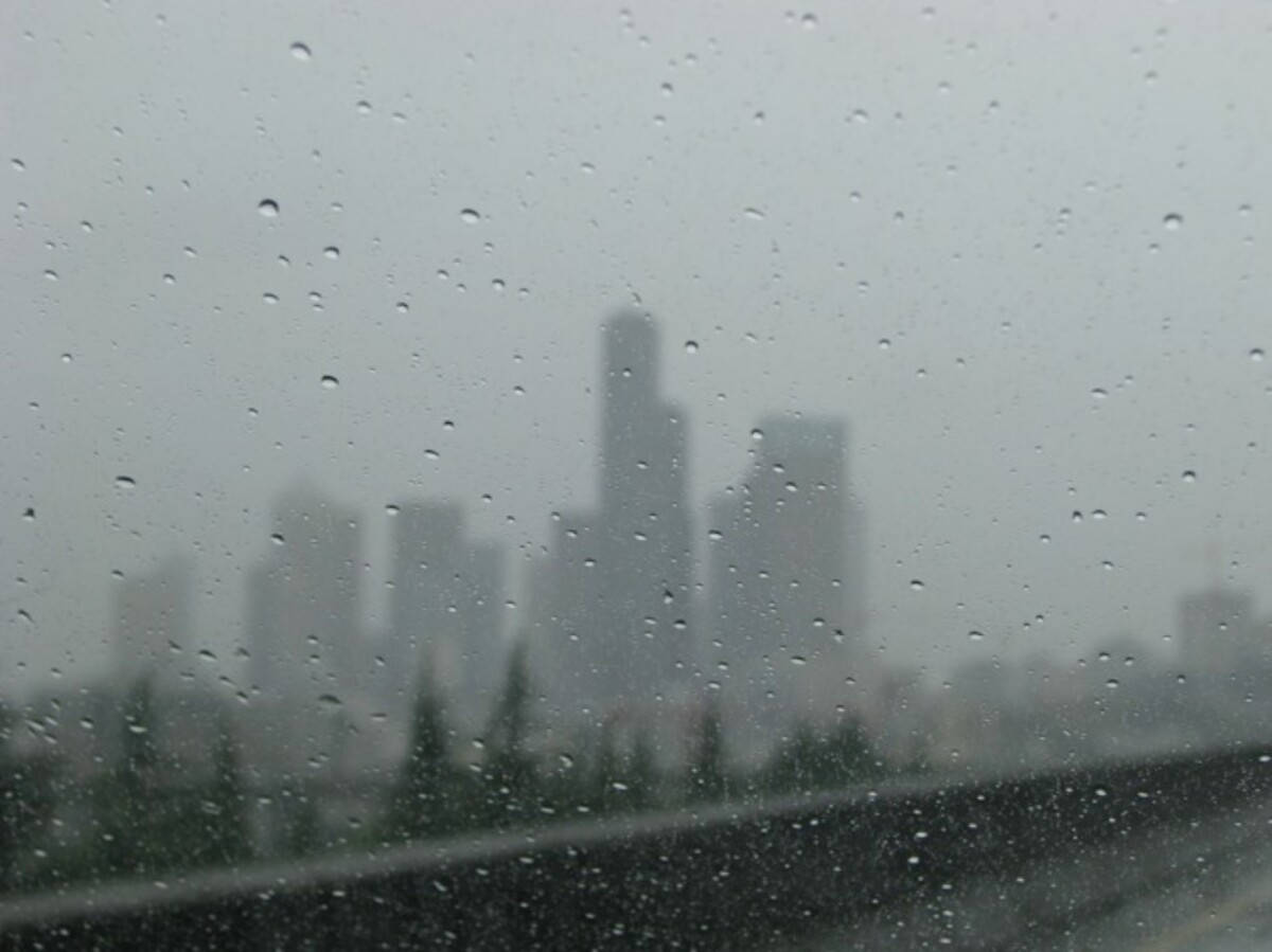 Rainy Day 桌布 壁紙 — 雨滴模糊了從車內看到的灰濛濛陰天城市天際線。