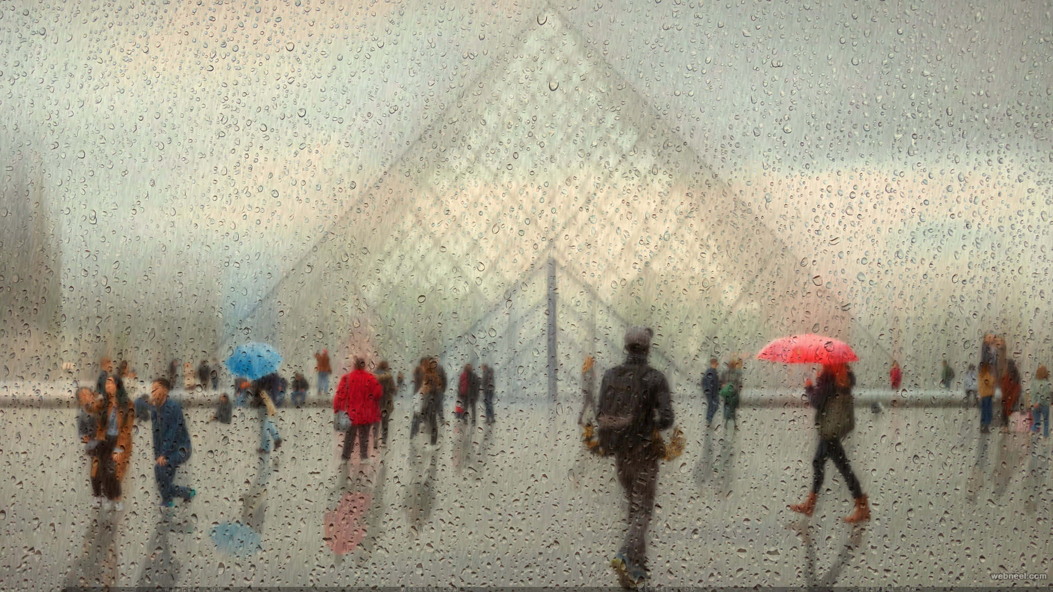 Rain Desktop 桌布 壁紙 — 雨滴模糊了羅浮宮金字塔的景色，行人撐著色彩繽紛的雨傘走過濕漉漉的廣場。