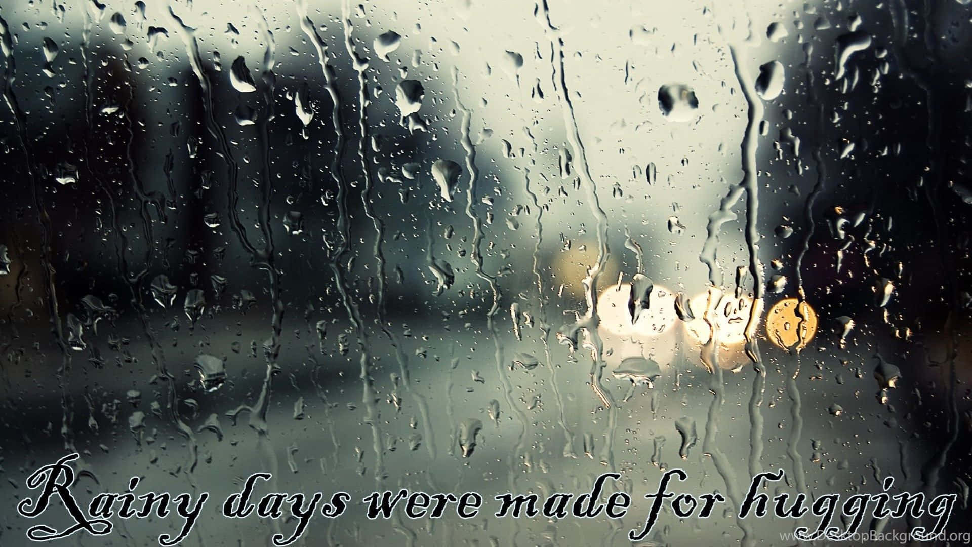桌布 壁紙 — 雨滴沿玻璃流下，模糊了溫暖的散景燈光，營造出憂鬱的城市景象。