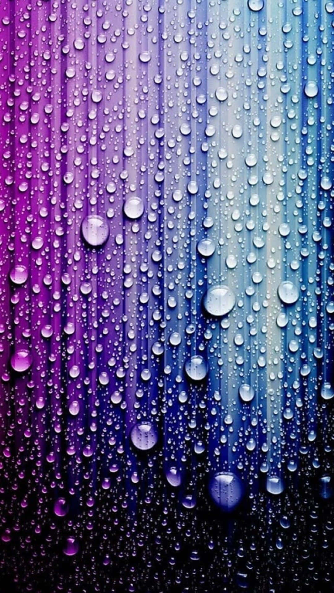 水 桌布 壁紙 — 雨滴沿玻璃表面傾瀉而下，從鮮豔的紫色過渡到清涼的藍色，襯托著深色背景。