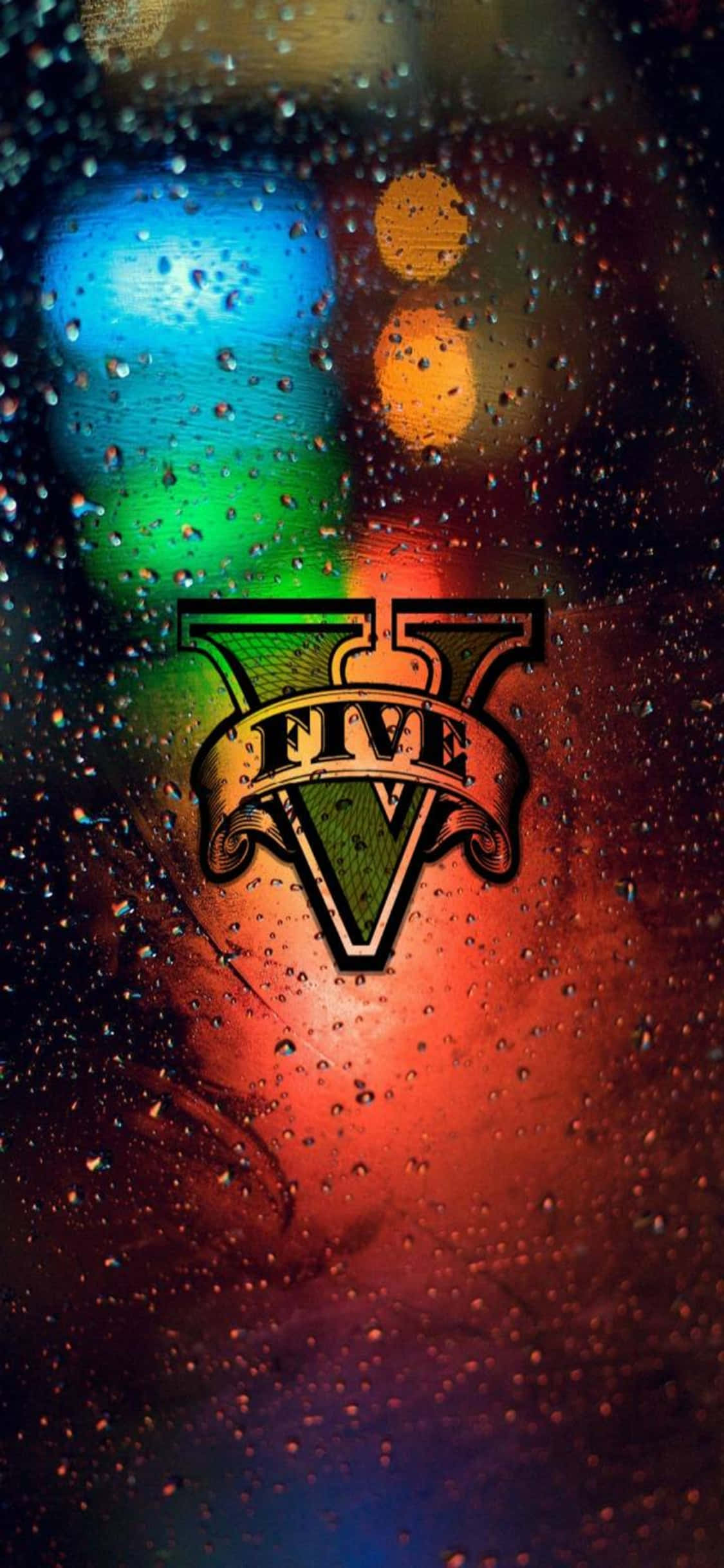 Grand Theft Auto V 桌布 壁紙 — 雨滴沿窗戶流下，顯露出在模糊霓虹城市燈光襯托下發光的 GTA V 標誌。