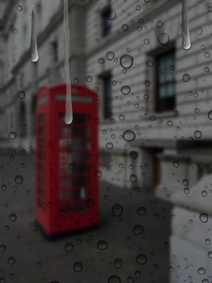 Raining 桌布 壁紙 — 雨滴沿窗戶流下，顯露出濕漉漉的城市街道上模糊的紅色電話亭。