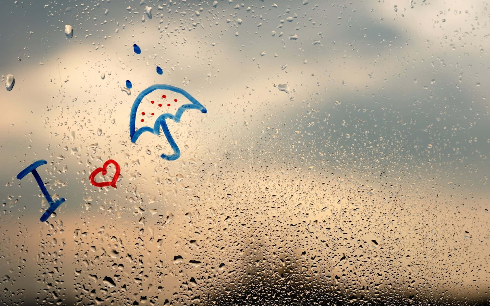 Rainy Day 桌布 壁紙 — 雨滴沿窗流淌，孩子用指畫畫出的藍色雨傘和紅色心形寫著「我愛下雨」。