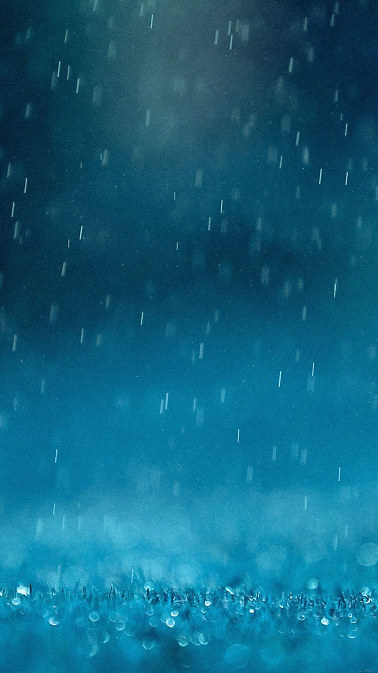 桌布 壁紙 — 雨滴沿著玻璃窗流下，冷藍色的光線透過霧濛濛的窗戶。