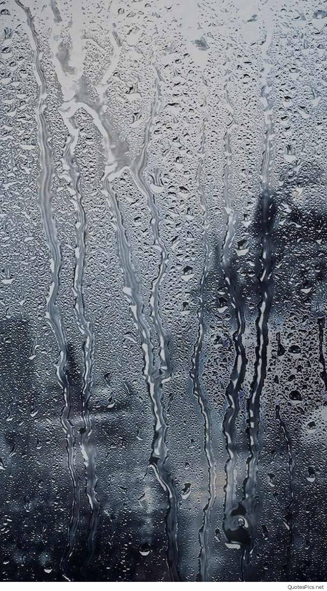 桌布 壁紙 — 雨滴沿著玻璃窗流下，將深灰色的天空模糊成抽象的水狀線條。