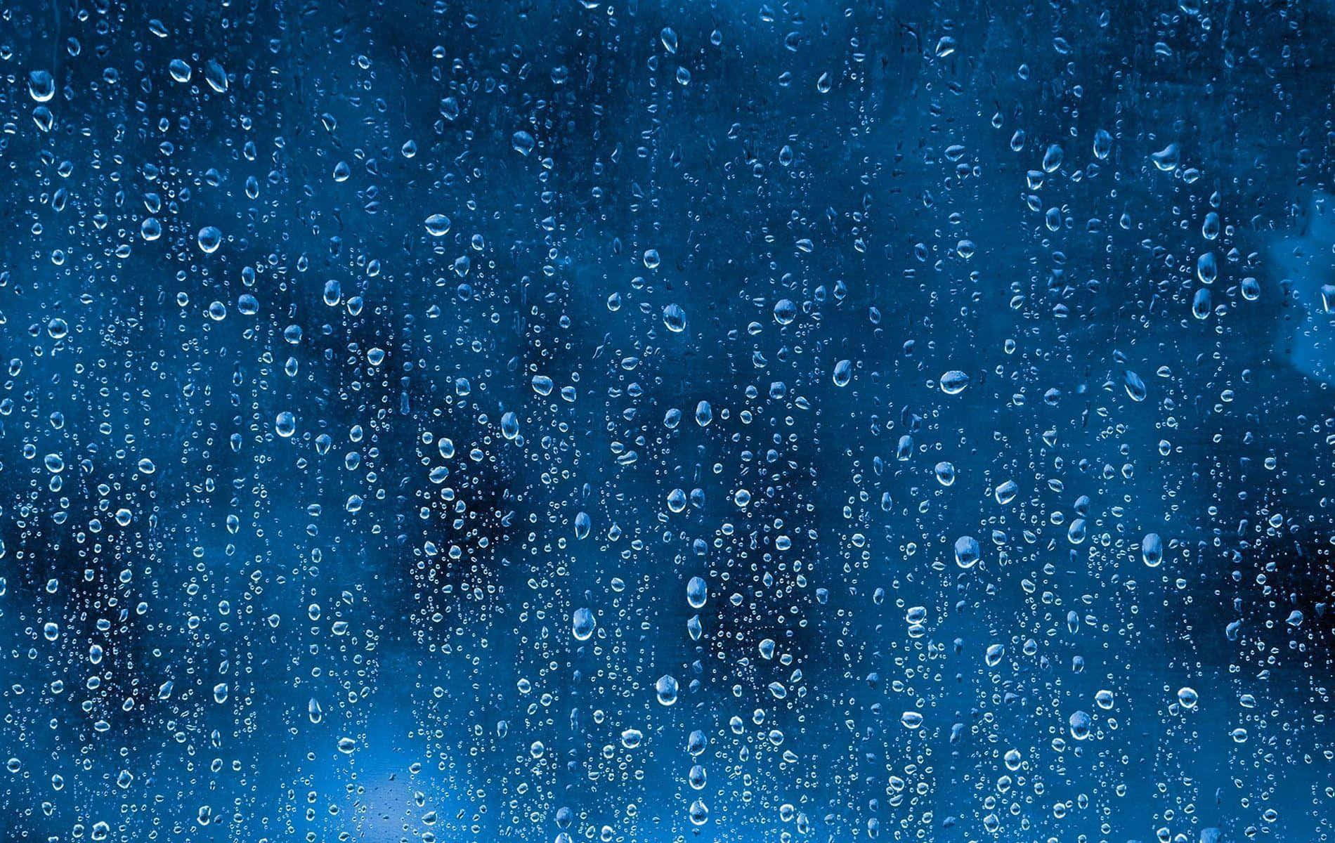 Rain Drops 桌布 壁紙 — 雨滴沿著玻璃窗流下，背景為深藍色紋理。