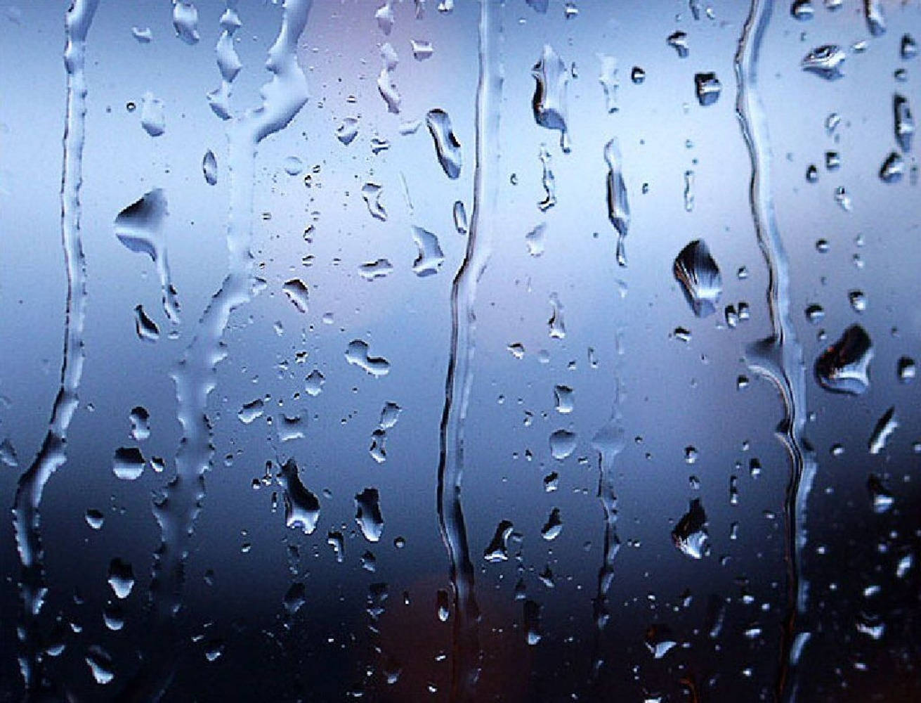 Rainy Day 桌布 壁紙 — 雨滴沿著玻璃窗滑落，背景是清涼的藍色漸變天空。