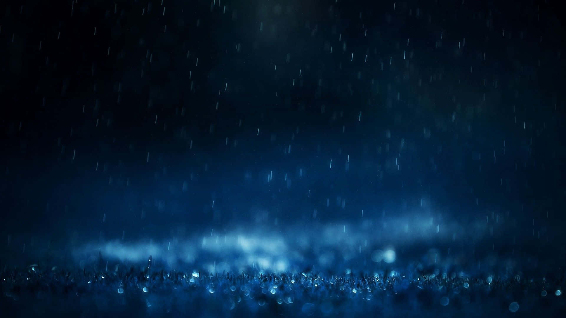 Rainy 桌布 壁紙 — 雨滴落在深藍色的夜空，地平線上有發光的薄霧。
