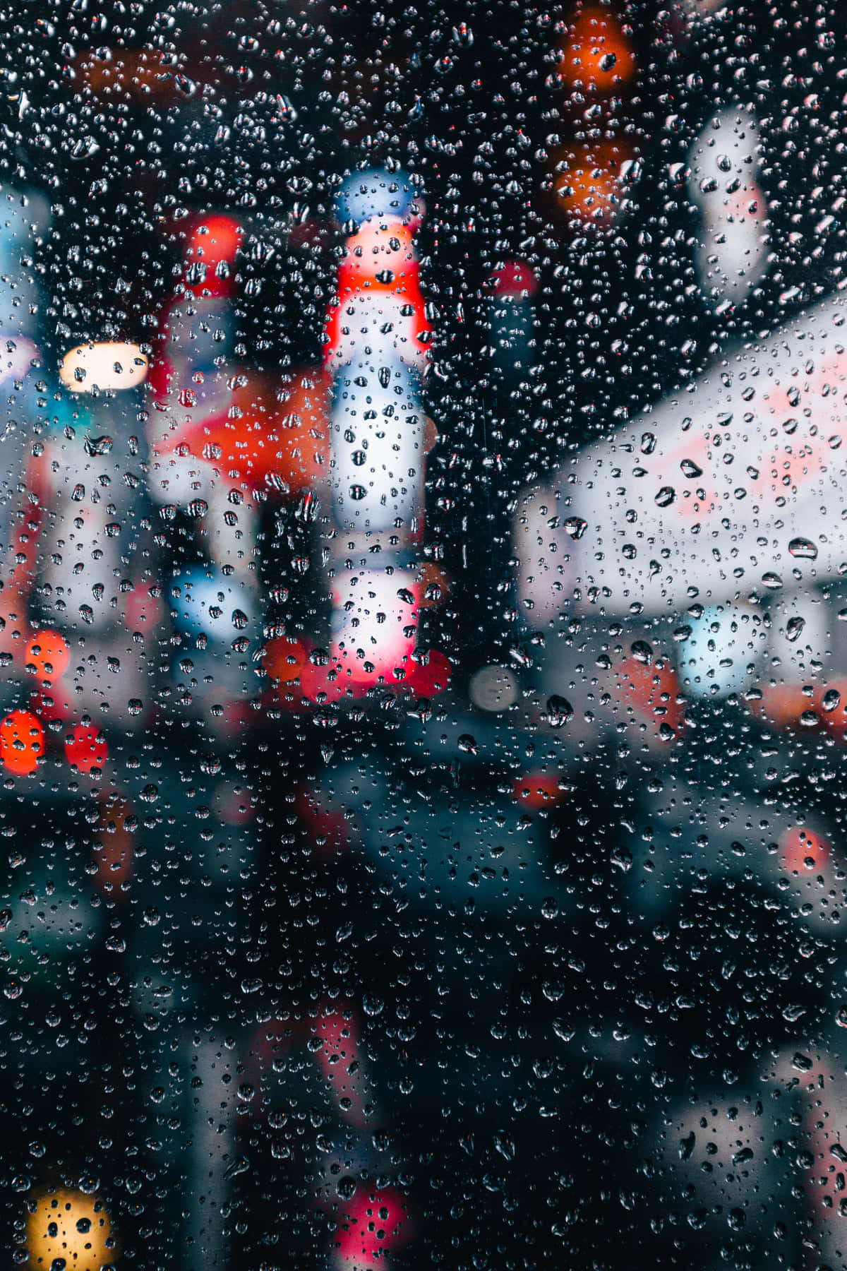 Blur 桌布 壁紙 — 雨滴透過夜晚的濕窗，將充滿活力的城市燈光模糊成發光散景。