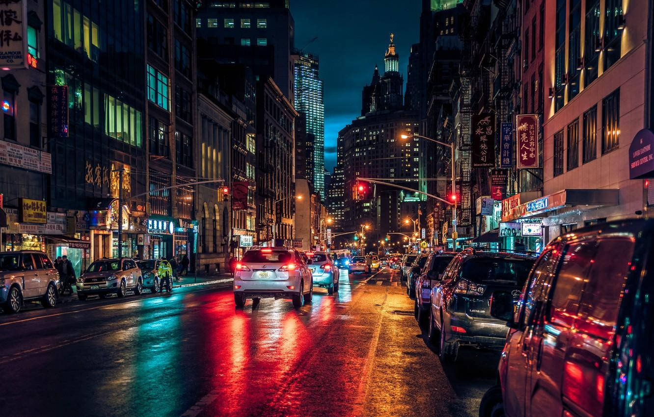 唐人街 桌布 壁紙 — 雨濕的夜晚城市街道，在黑暗的天空下反射來自汽車和建築物的霓虹燈光。