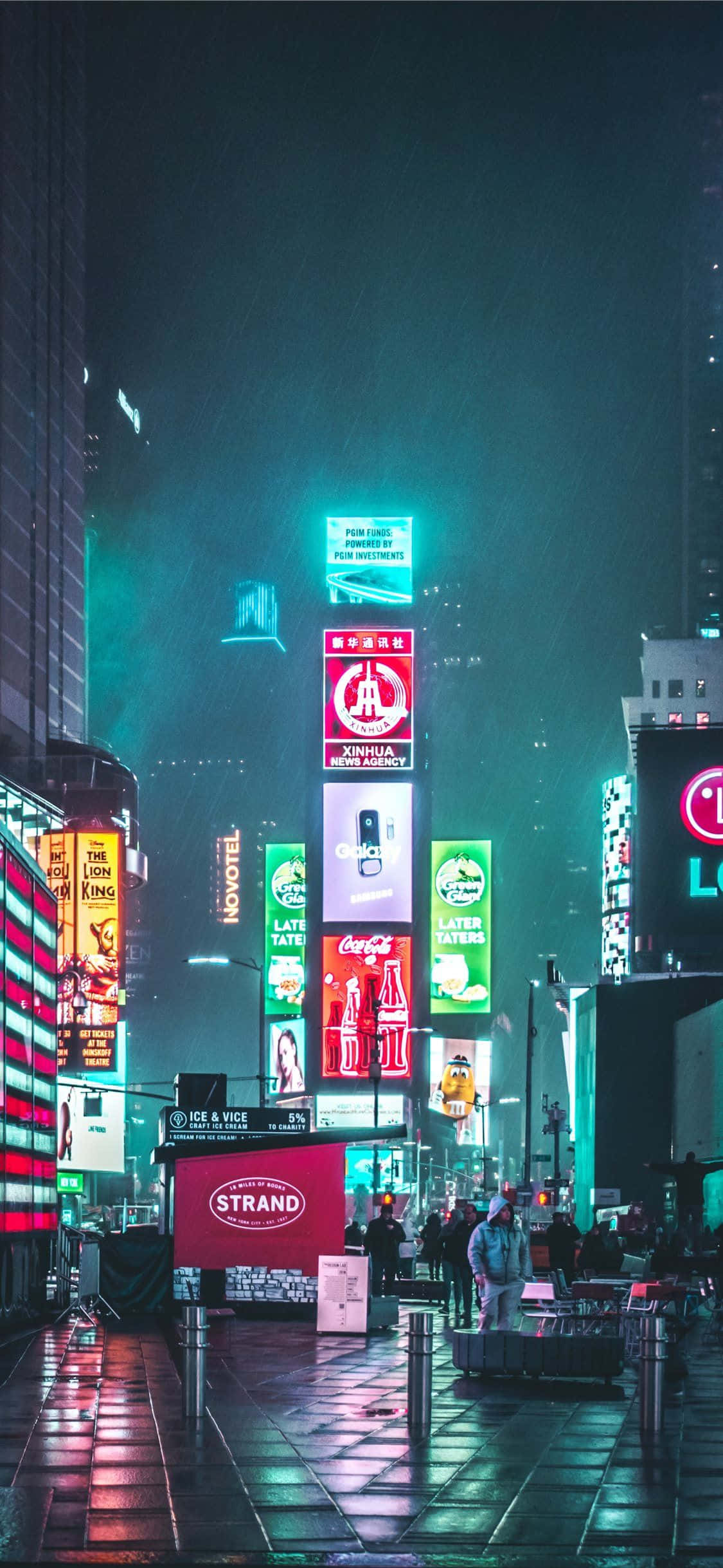 Epic Neon 桌布 壁紙 — 雨濕的夜晚城市街道，被鮮豔的霓虹燈照亮，反射在濕漉漉的路面上。