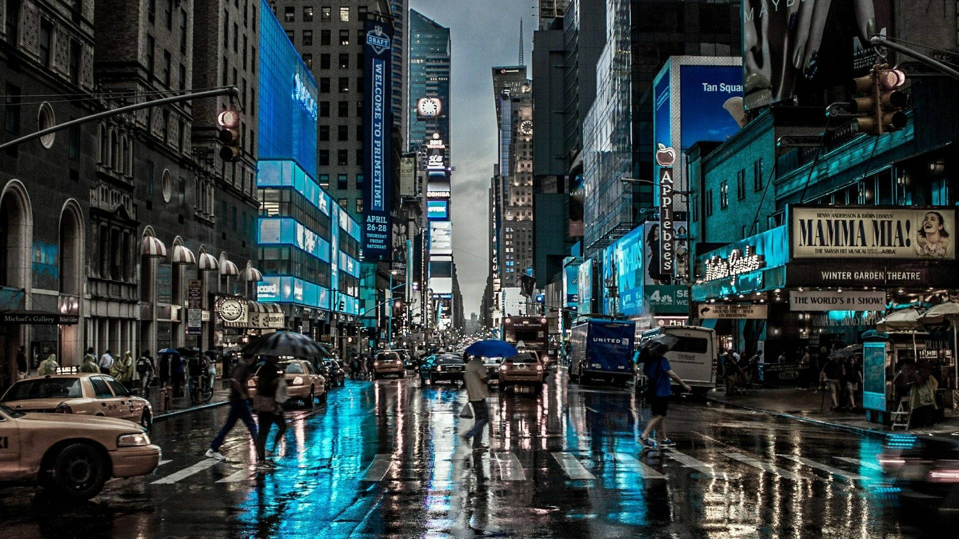 Street 桌布 壁紙 — 雨濕的夜晚時代廣場，在發光的廣告牌下反射著霓虹燈和熙攘的行人。