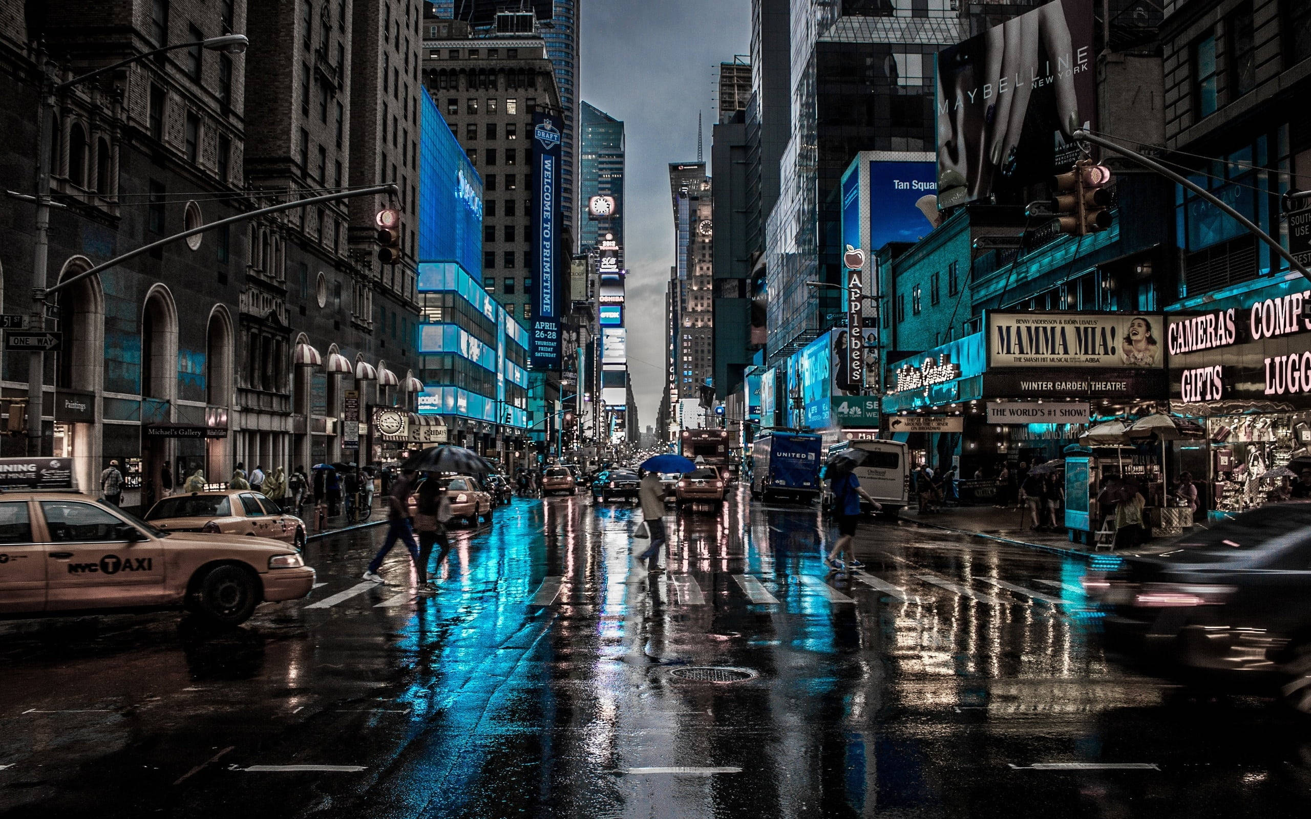 城市 桌布 壁紙 — 雨濕的時代廣場在夜晚將霓虹招牌和城市燈光反射在濕漉漉的人行道上，行人匆匆撐傘而過。