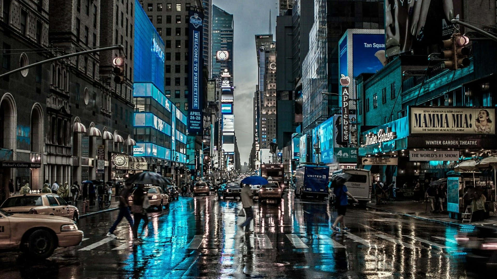 Rainy 桌布 壁紙 — 雨濕的時代廣場在夜晚閃耀著霓虹燈光，反射在濕漉漉的人行道上，行人匆匆撐傘而過。