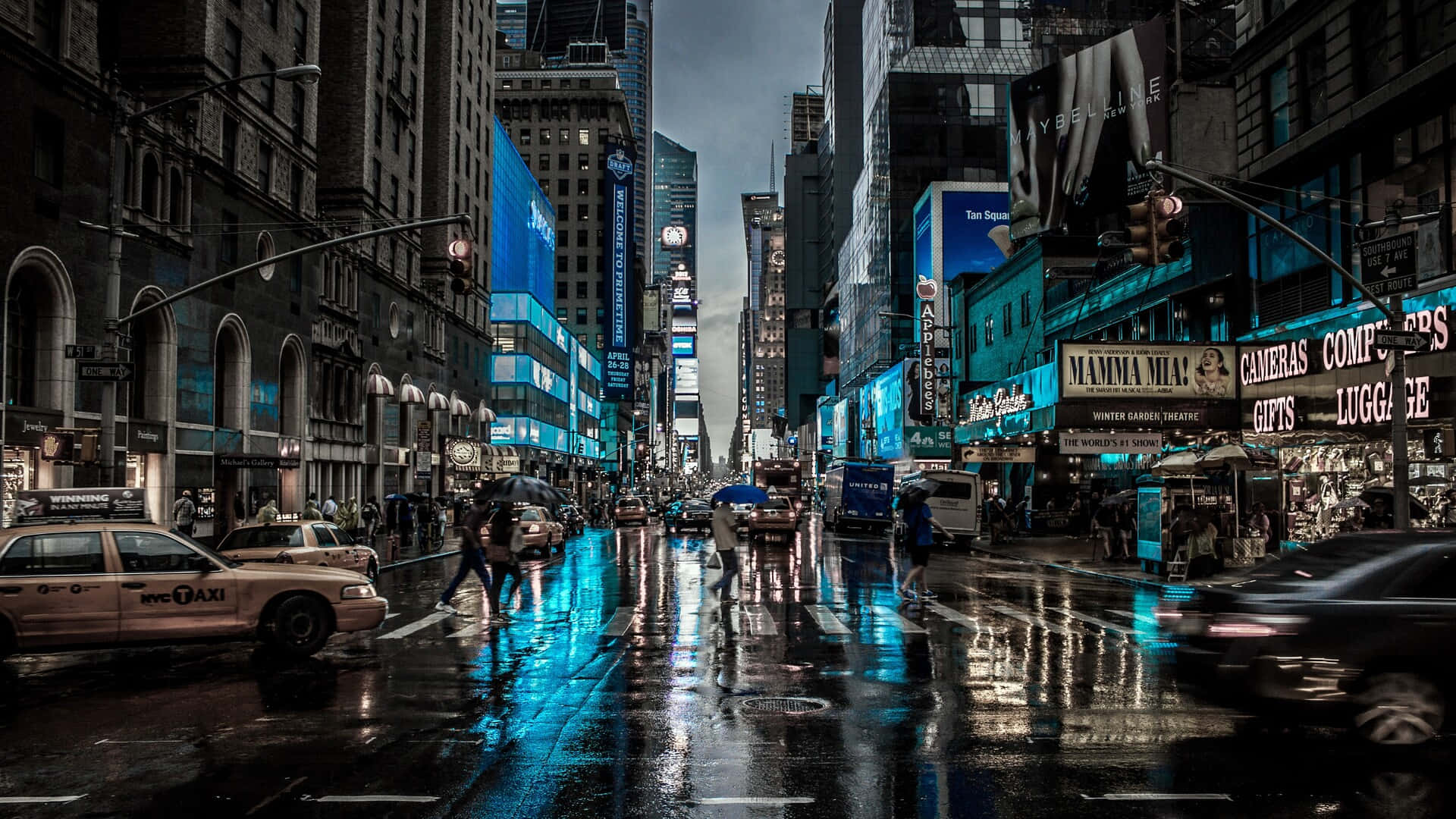 Buildings 桌布 壁紙 — 雨濕的時代廣場夜晚在高聳的摩天大樓下反射霓虹招牌和計程車。