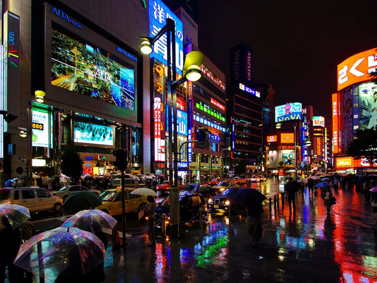 neon sign 桌布 壁紙 — 雨濕的東京夜晚街道，霓虹招牌和傘下的反射燈光閃爍。