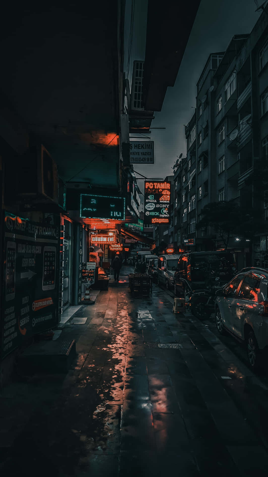 Obscure 桌布 壁紙 — 雨濕的都市小巷在夜晚閃耀著霓虹招牌，倒映在停泊車輛和高樓大廈之間的濕漉漉路面上。