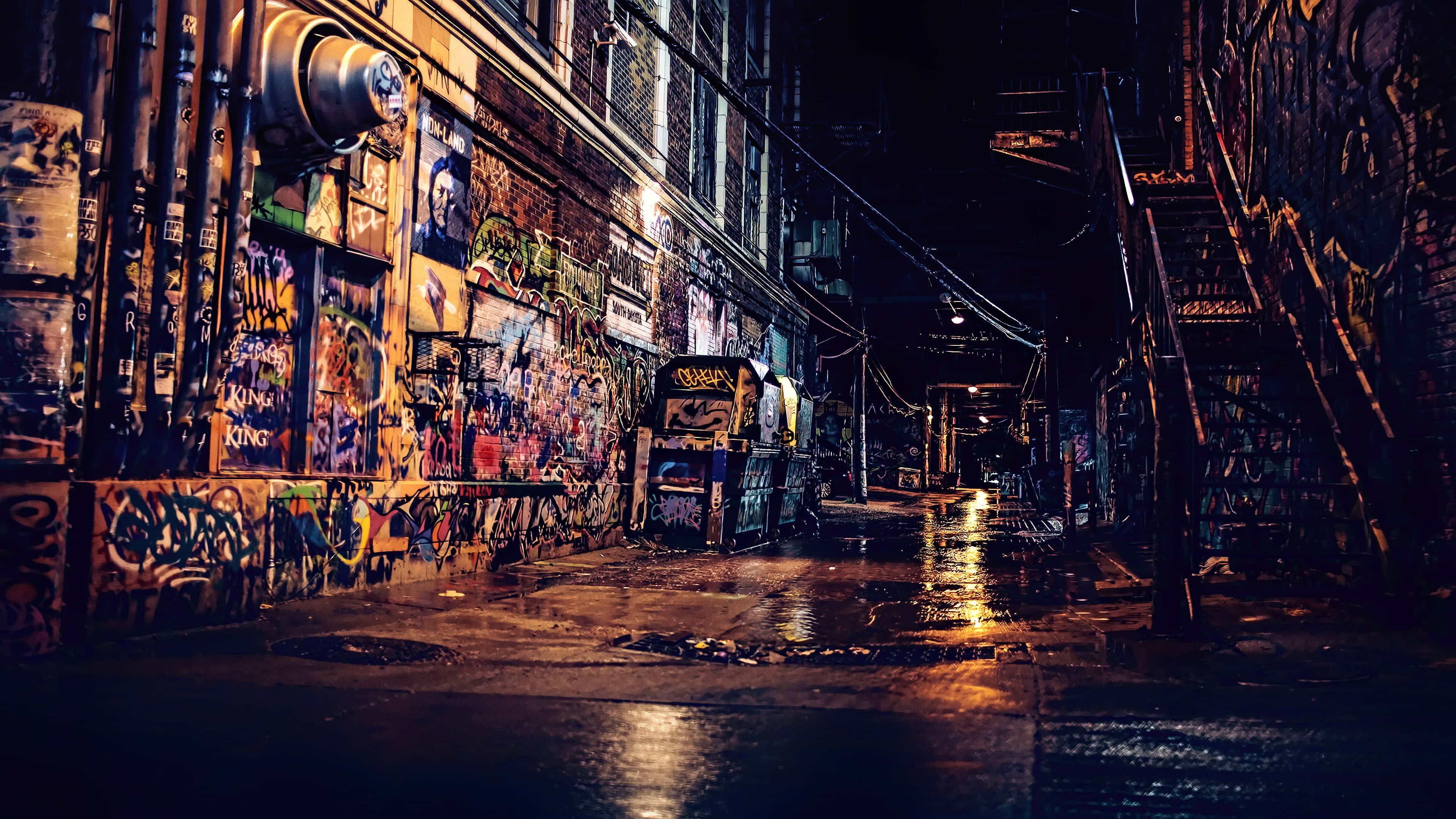 藝術 桌布 壁紙 — 雨濕的都市後巷在夜晚閃爍著霓虹反射和磚牆上鮮豔的塗鴉。