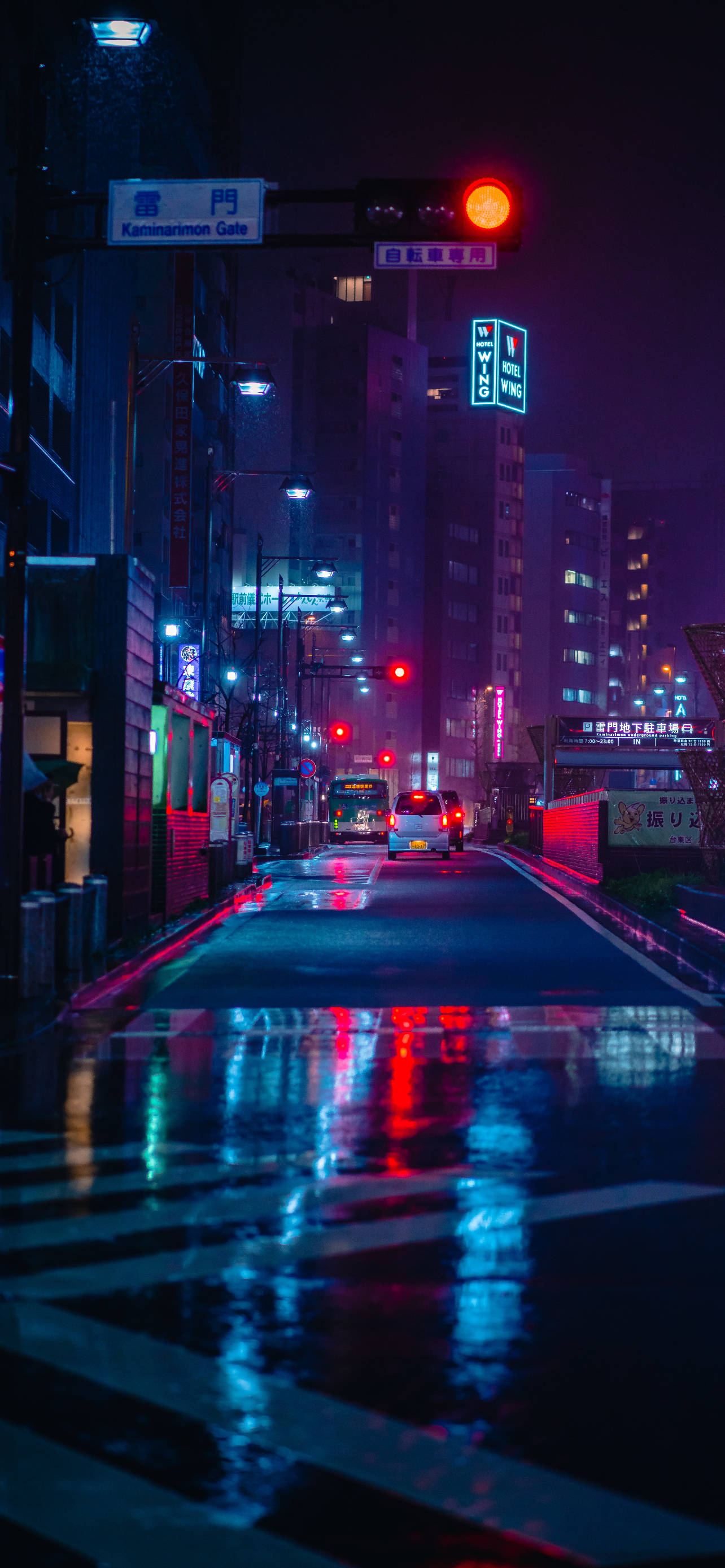 霓虹美學 桌布 壁紙 — 雨濕的霓虹燈城市街道夜景，發光的招牌在黑暗天空下的濕漉漉路面上反射。
