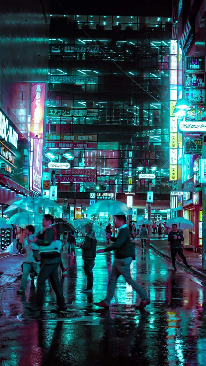 桌布 壁紙 — 雨濕的霓虹燈夜間城市街道，行人撐著傘在發光招牌下。