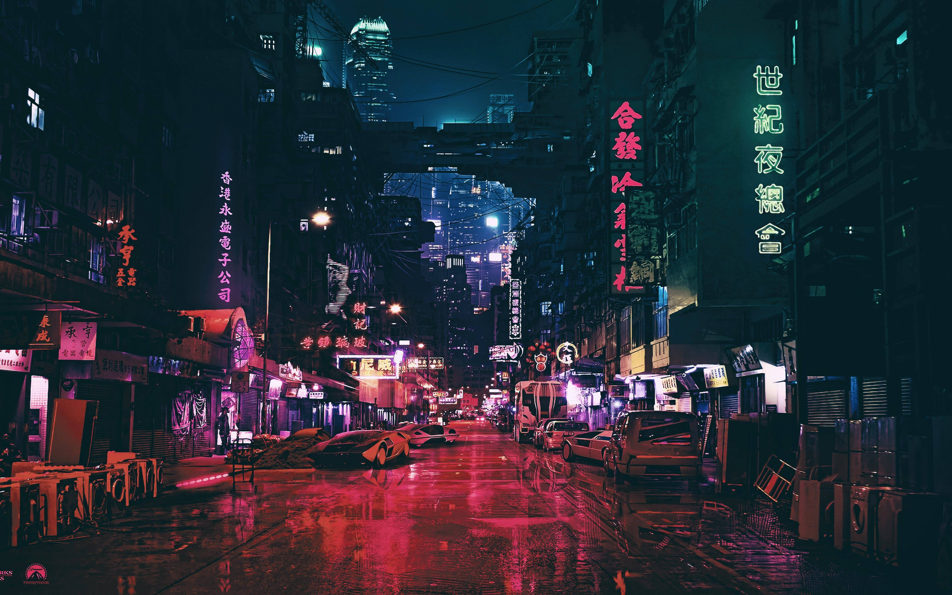 合成波 桌布 壁紙 — 雨濕的霓虹燈小巷，在 cyberpunk 城市的夜晚，發光的招牌在潮濕的路面上反射。