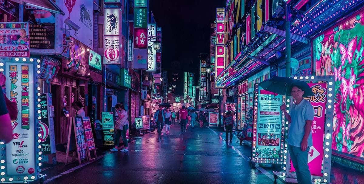 桌布 壁紙 — 雨濕的霓虹燈小巷夜晚，發光招牌和撐傘行人。