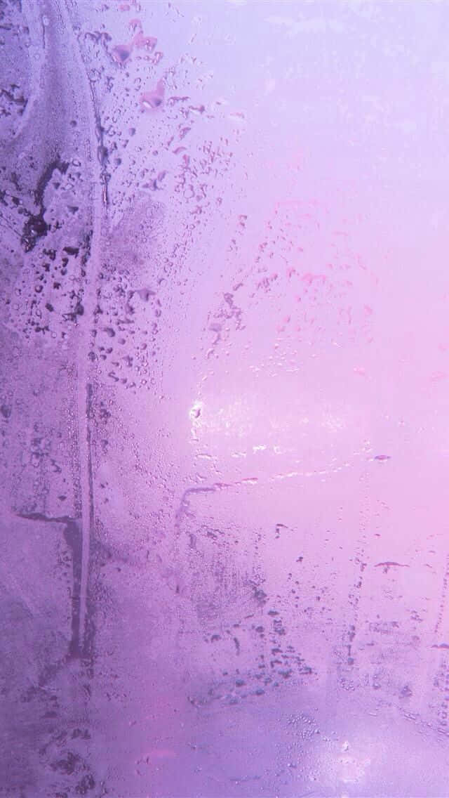 Lock Screen iPhone 桌布 壁紙 — 雨點濺落的窗戶近距離特寫，內部散發出柔和的薰衣草光芒。