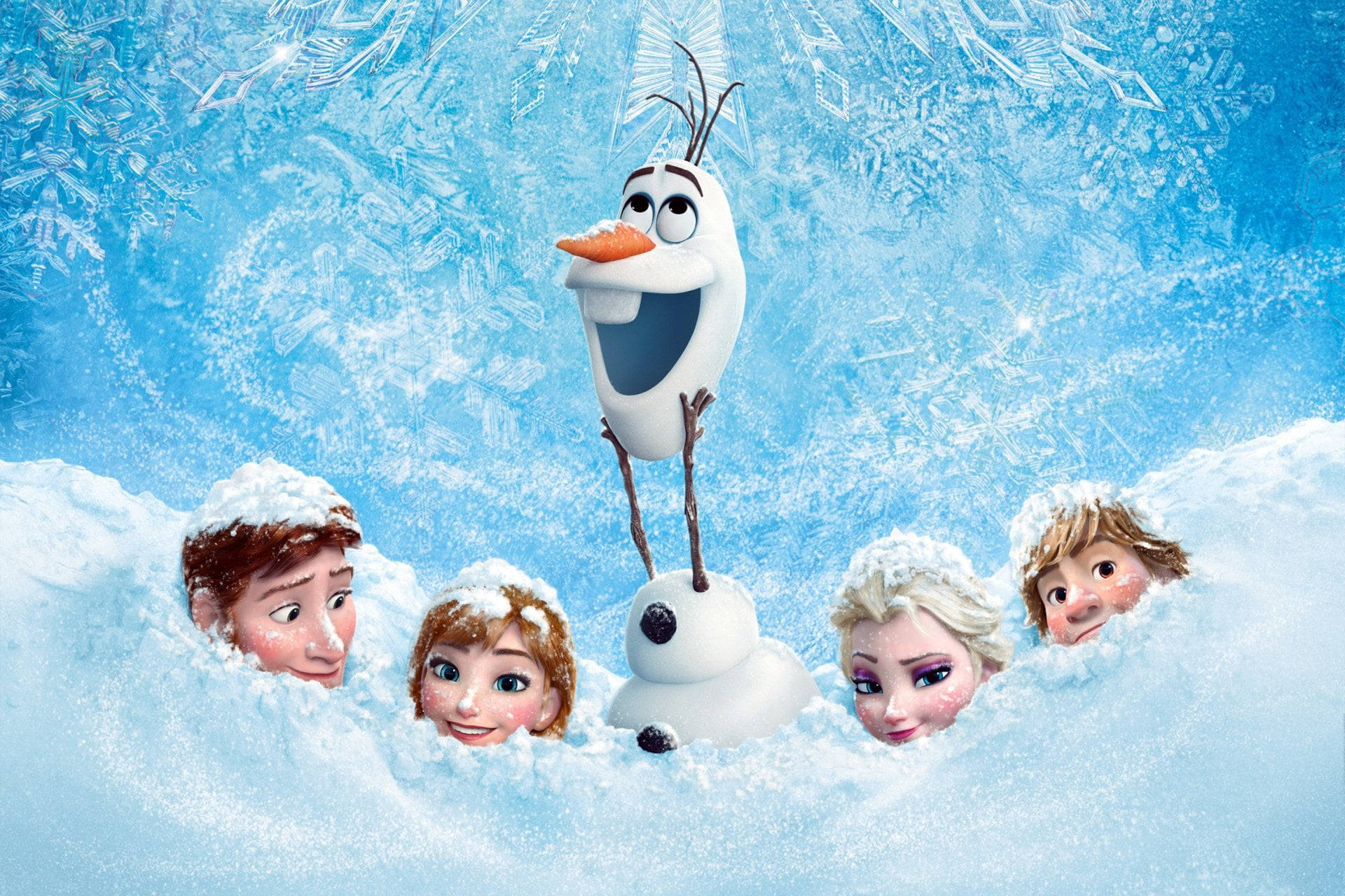 Frozen Elsa 桌布 壁紙 — 雪人奧拉夫愉快地站在雪堆上，安娜、艾莎和克里斯托夫從雪中探出頭來，帶著愉快的神情，背景是冰冷的藍色。