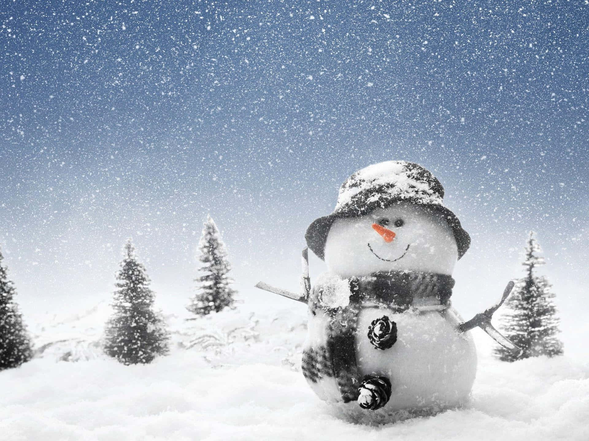雪地中站立的雪人，背景有樹木 壁紙