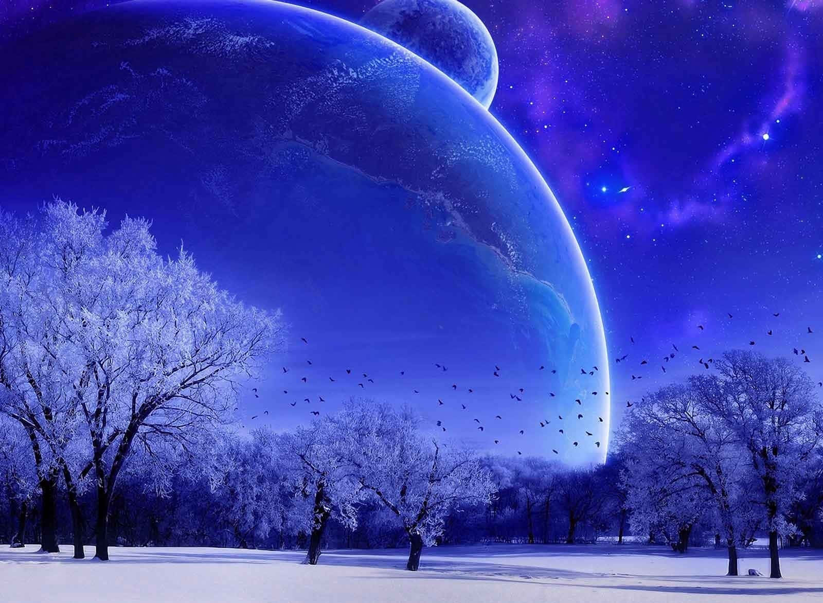 Winter Night 桌布 壁紙 — 雪地冬季森林，下方是巨大的藍色行星和充滿活力的紫色星雲，有飛鳥。
