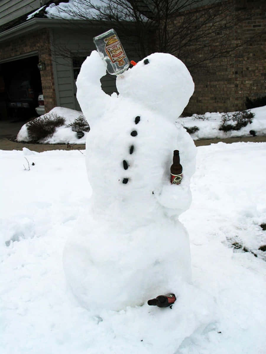 雪人 桌布 壁紙 — 雪地庭院中的雪人高舉一個瓶子，另一瓶放在腳邊，還有一瓶貼在身側。