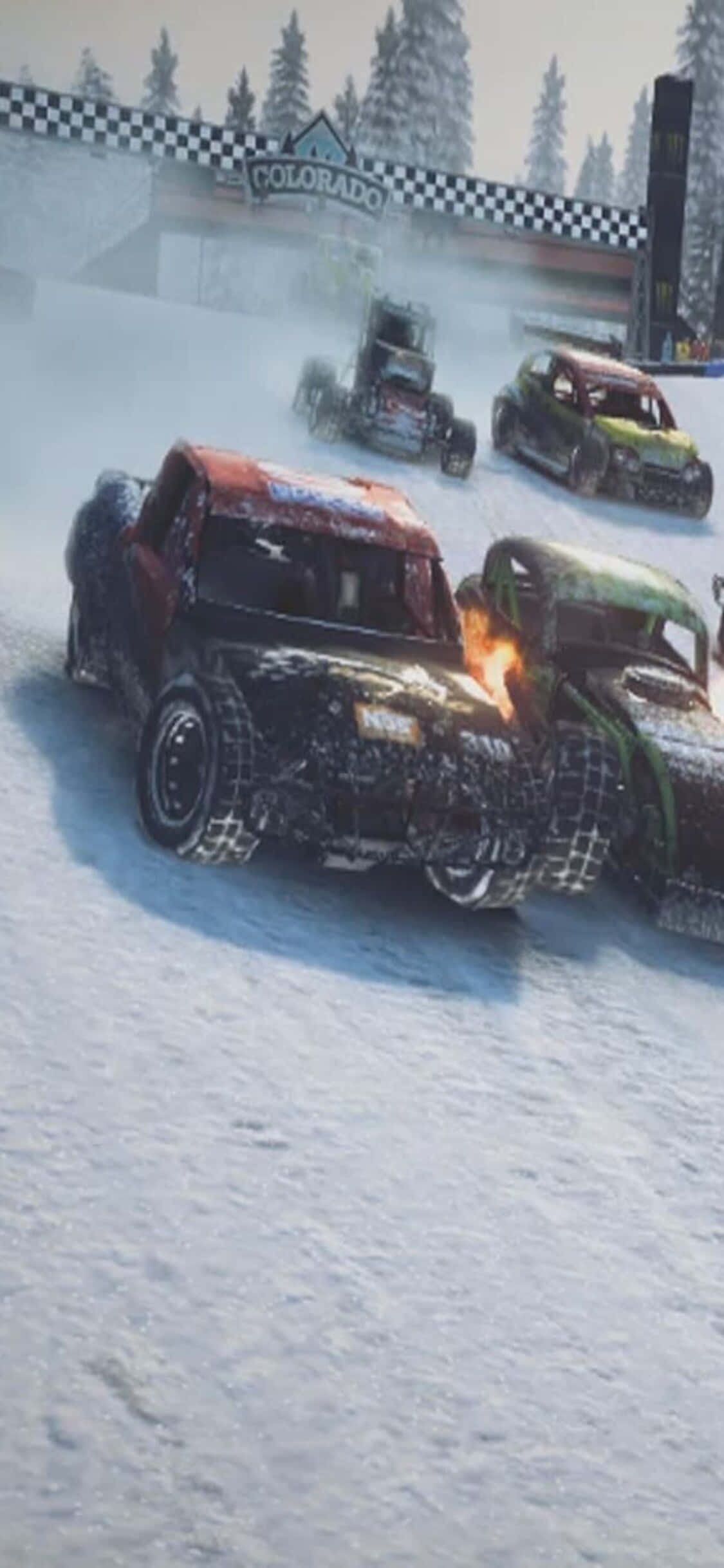 iPhone Xs Dirt Showdown 桌布 壁紙 — 雪地摩托車在科羅拉多州的雪地賽道上競速，其中一輛車輛與另一輛碰撞時冒煙。