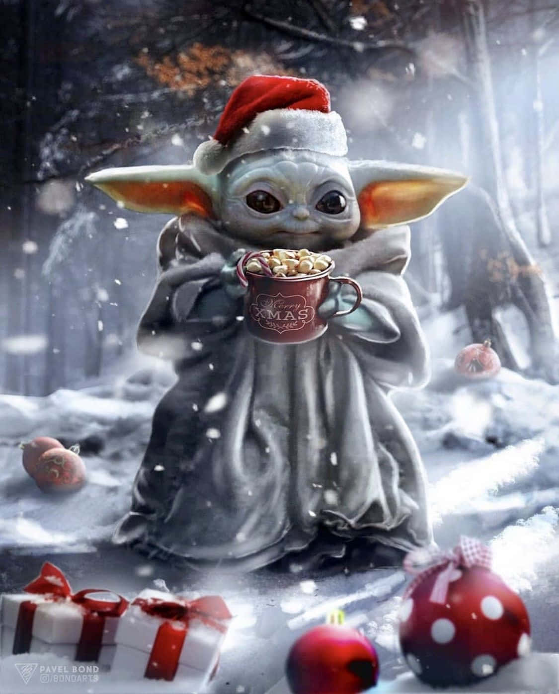 Yoda Christmas 桌布 壁紙 — 雪地森林中的Baby Yoda戴著聖誕帽，手持一杯熱可可，周圍環繞著聖誕裝飾和禮物。