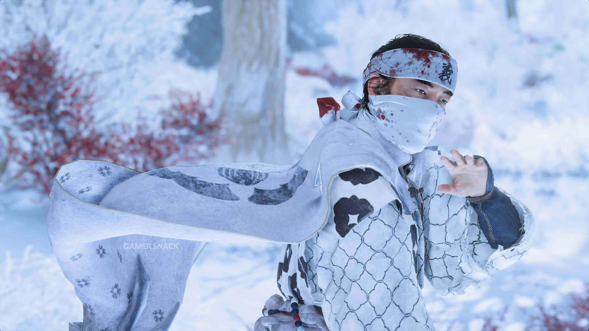 對馬戰鬼 桌布 壁紙 — 雪地森林中的武士，頭帶和面具沾滿鮮血，正在戰鬥中。