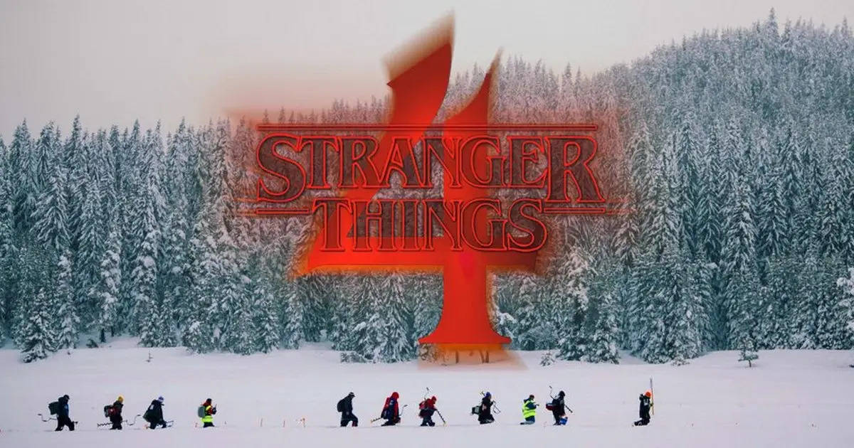 Stranger Things 4 桌布 壁紙 — 雪地森林背景，發光的紅色《怪奇物語》第四季標誌，人物在白色景觀中跋涉。