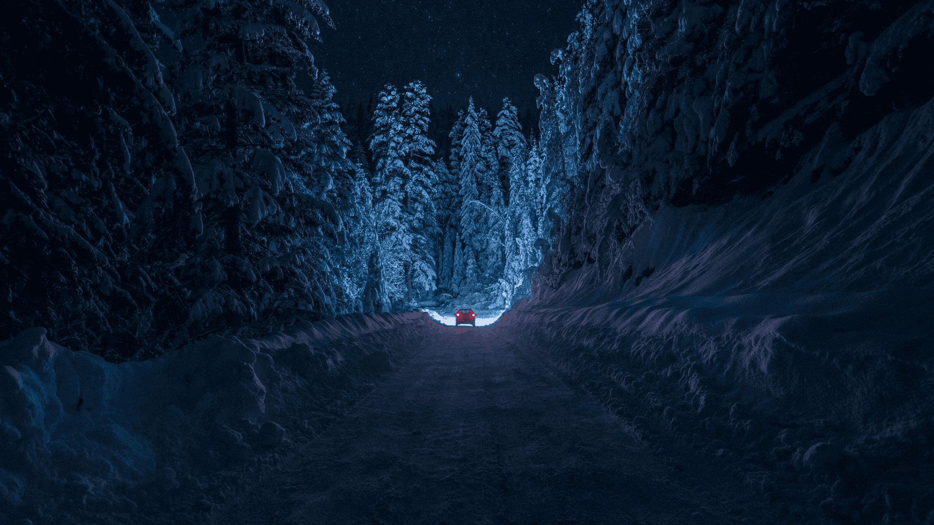 雪地道路中央的藍光 壁紙