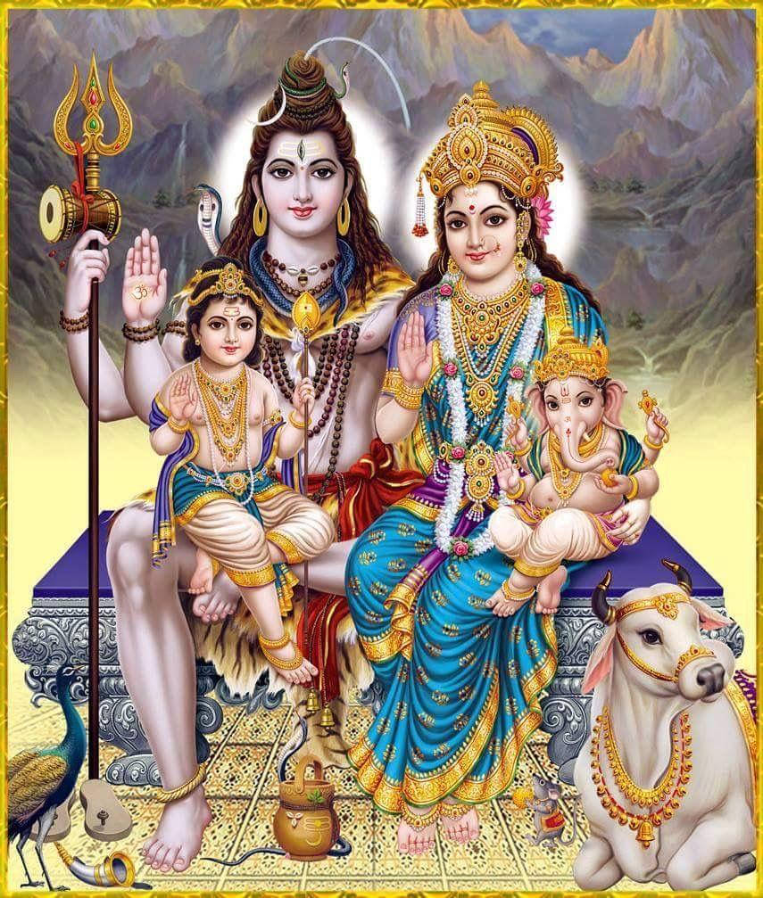 Lord Shiva Family 桌布 壁紙 — 雪山背景下，Shiva Parvati 與孩子們和 Ganesha 身穿華麗金色服飾坐在王座上。