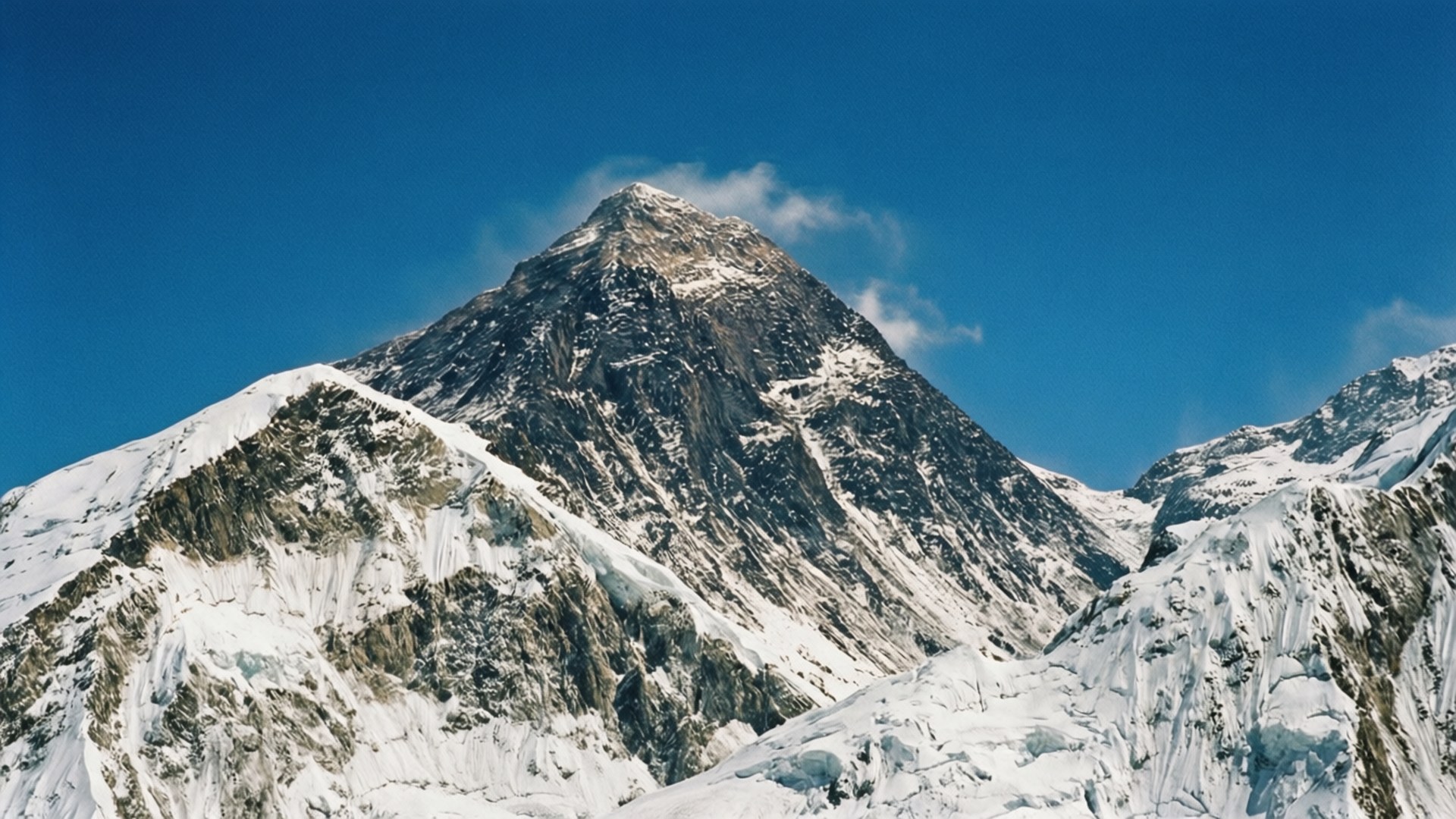 孤獨的雪山峰頂。