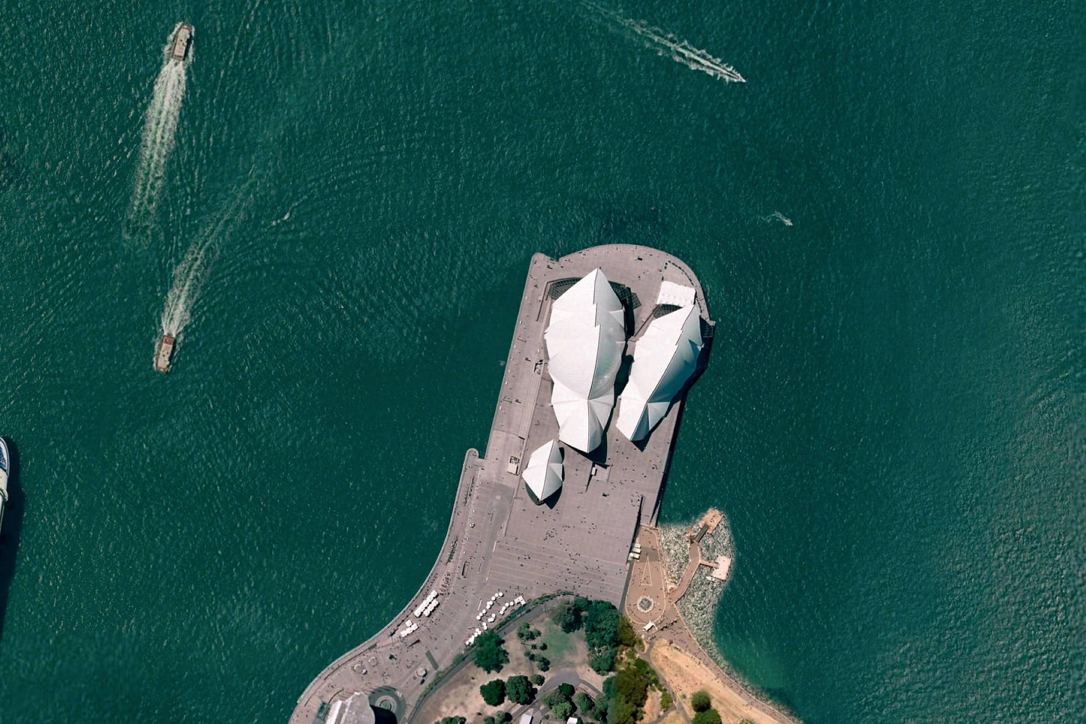 Google 地球 桌布 壁紙 — 雪梨歌劇院的鳥瞰圖，碧綠的海水和附近的船隻。