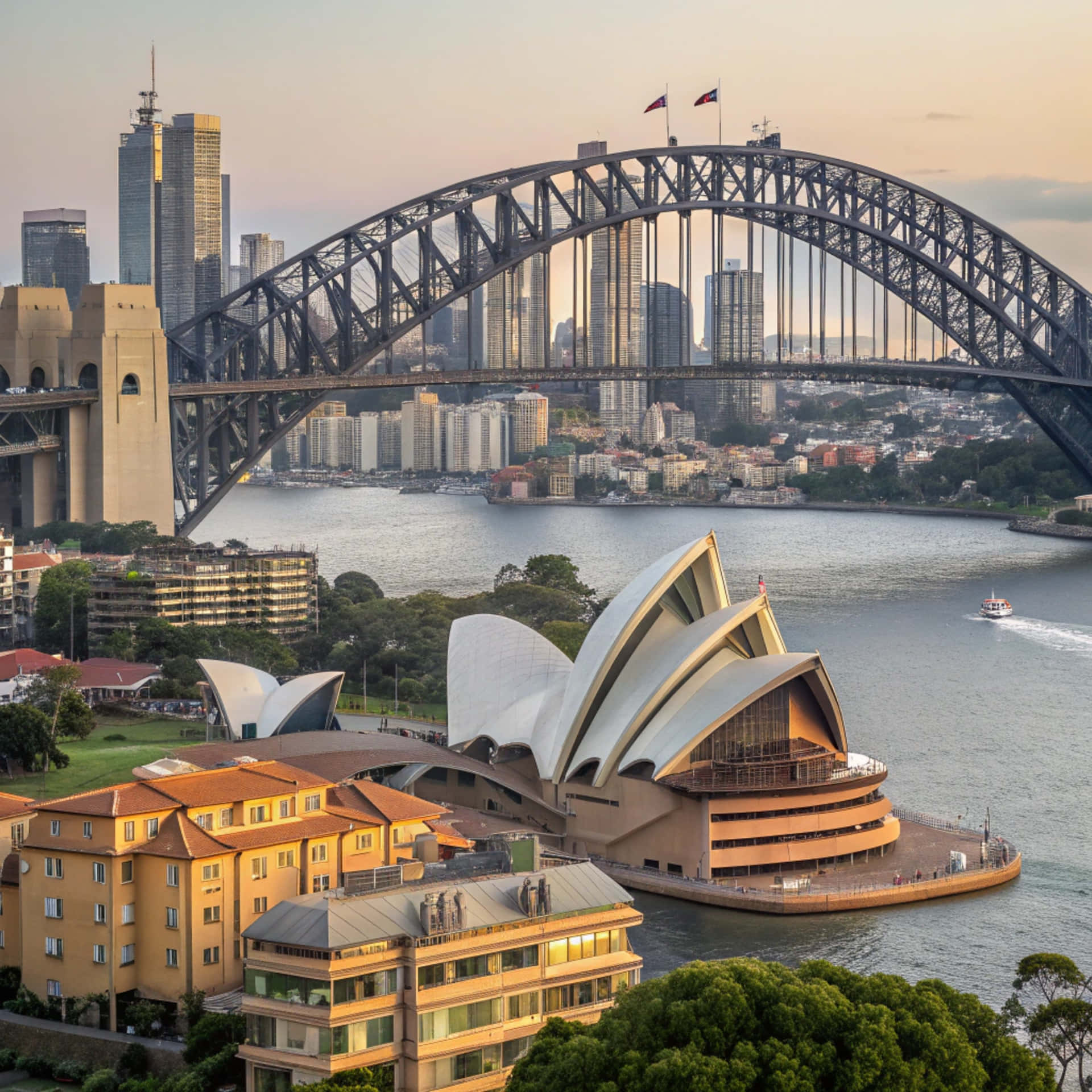 Sydney Skyline 壁紙 — 雪梨港灣大橋和歌劇院沐浴在金色的日落光芒中，船隻在水面上滑行。