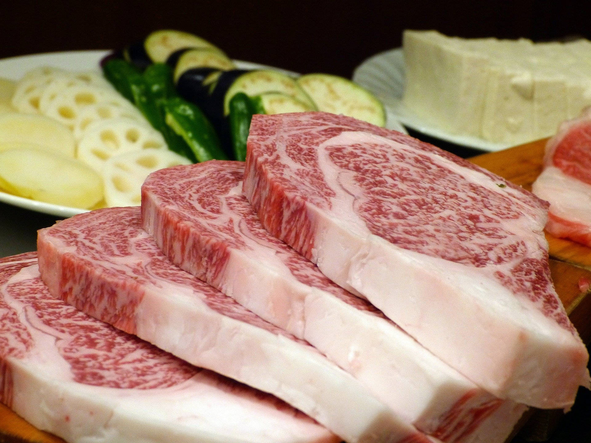 meat 桌布 壁紙 — 雪花和牛切片連同蓮藕、茄子和豆腐，為日式火鍋餐而擺盤。